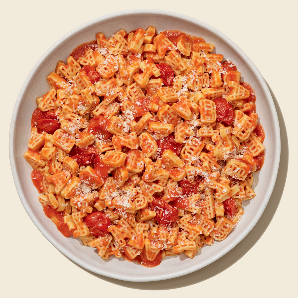 Alfabetos clásicos de salsa roja con parmesano