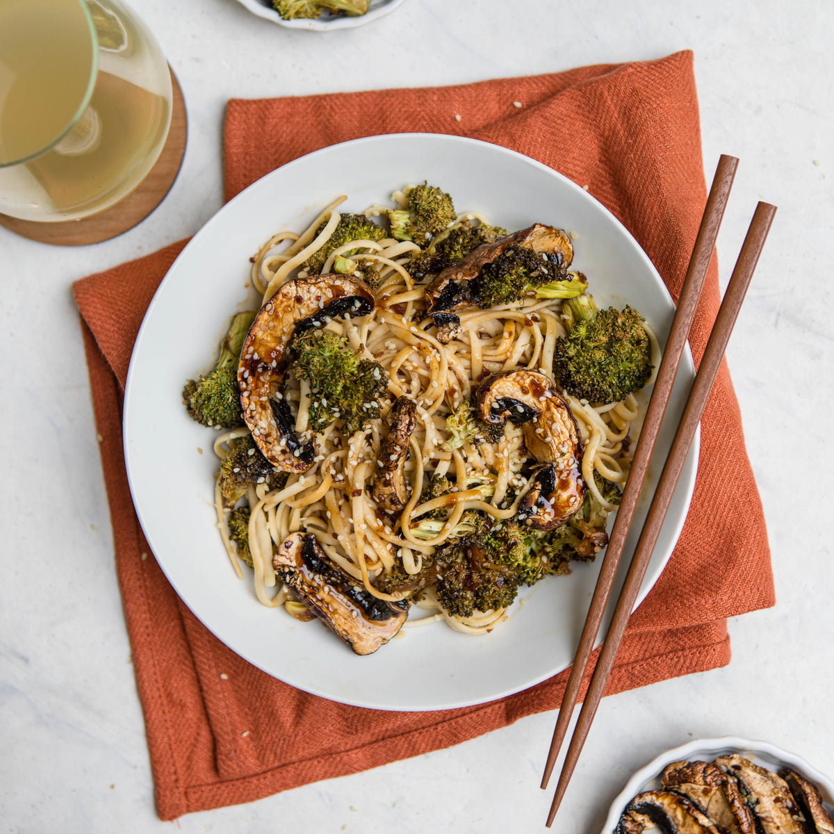 Linguini teriyaki con champiñones y brócoli 