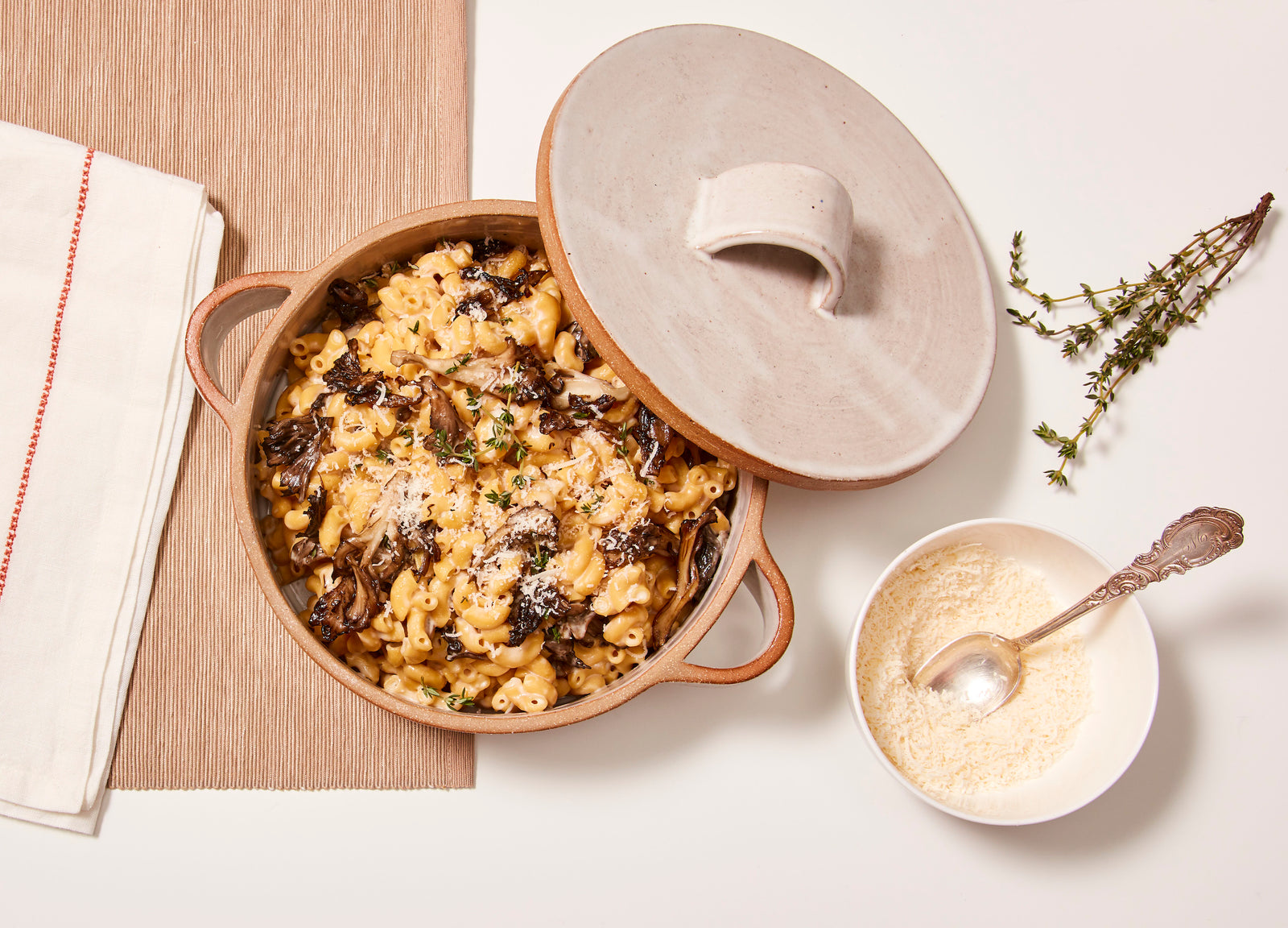 Codos de Cheddar Blanco con Champiñones Salteados y Tomillo 