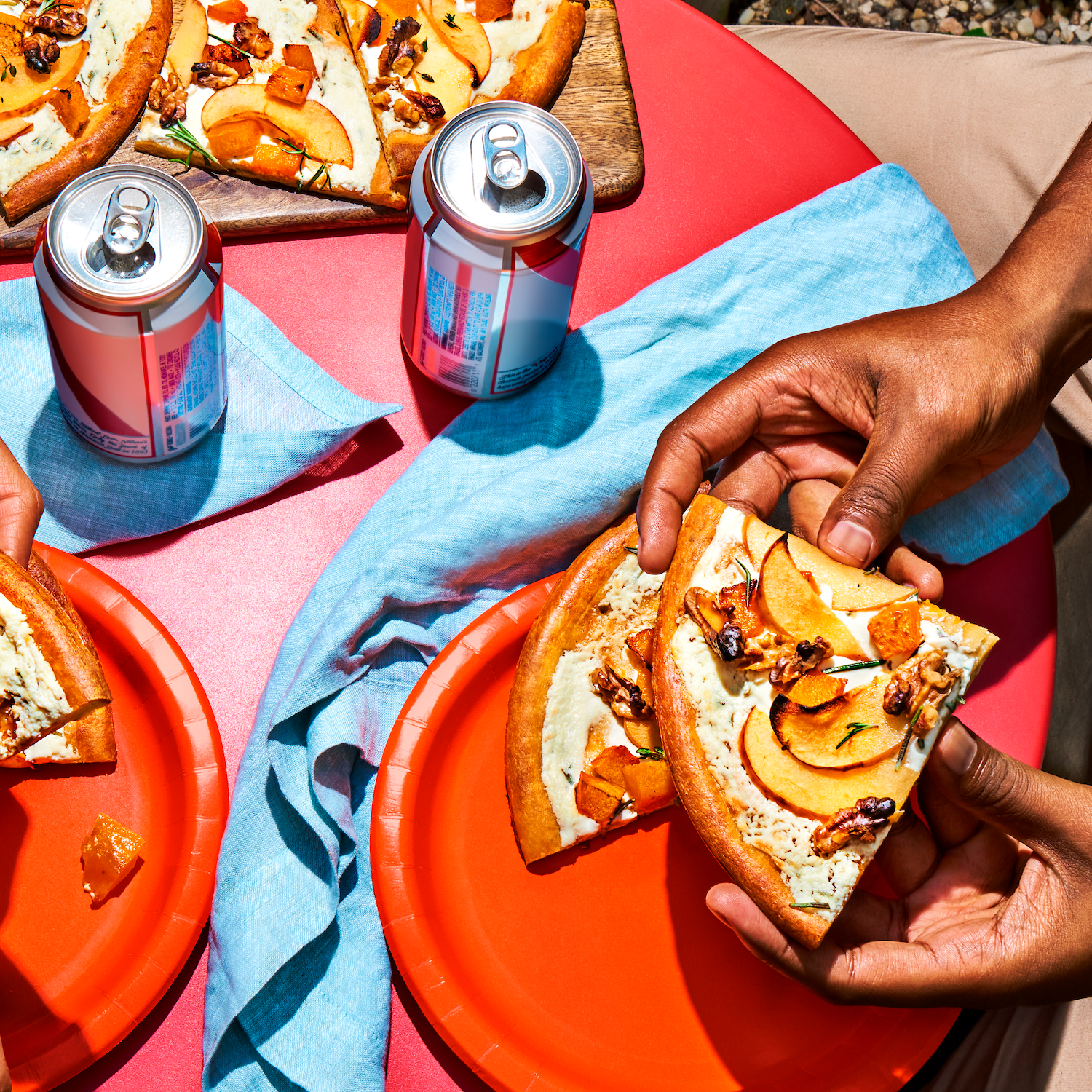 PIZZA DE CALABAZA Y MANZANA CON QUESO DE CABRA CON HIERBAS Y NUECES