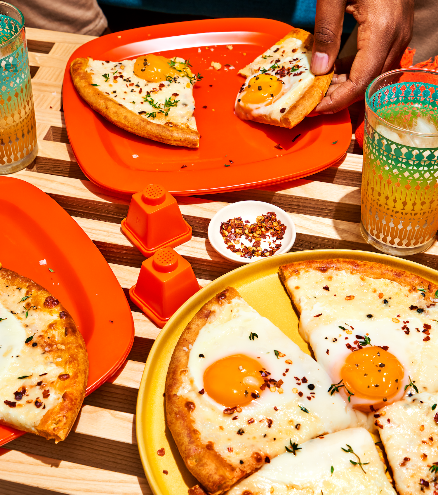 PIZZA CACIO E PEPE CON HUEVOS CON MERMELADA