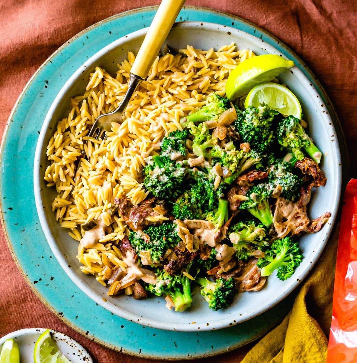 Tazón de arroz con brócoli estofado con coco