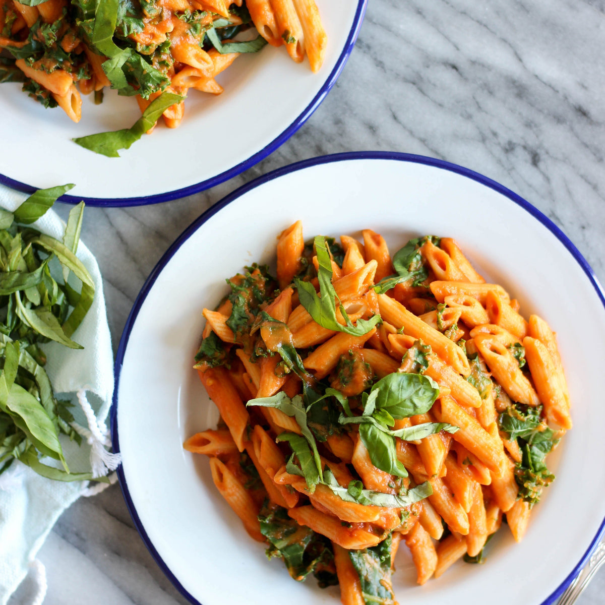 Penne cremoso de tomate, col rizada y albahaca