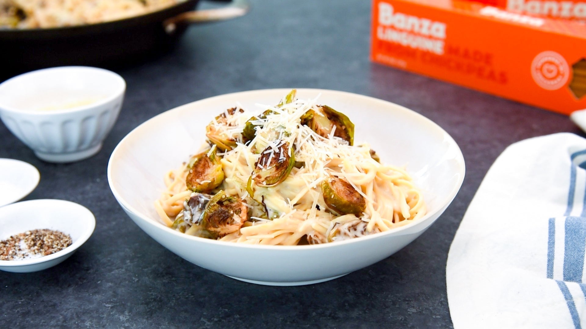 Linguini con salsa de ajo al vino blanco y coles de Bruselas