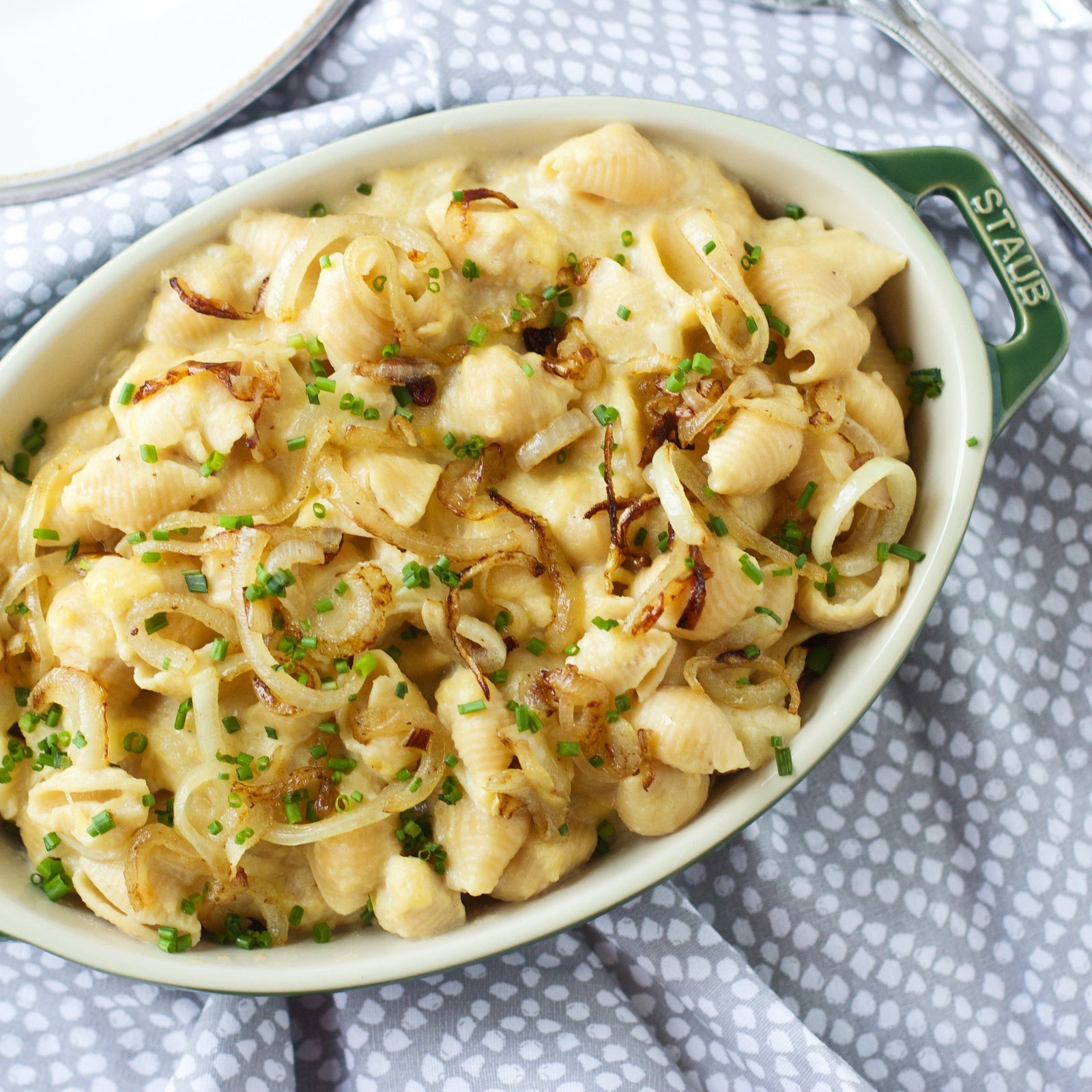 Cebolla caramelizada y Gouda Mac 