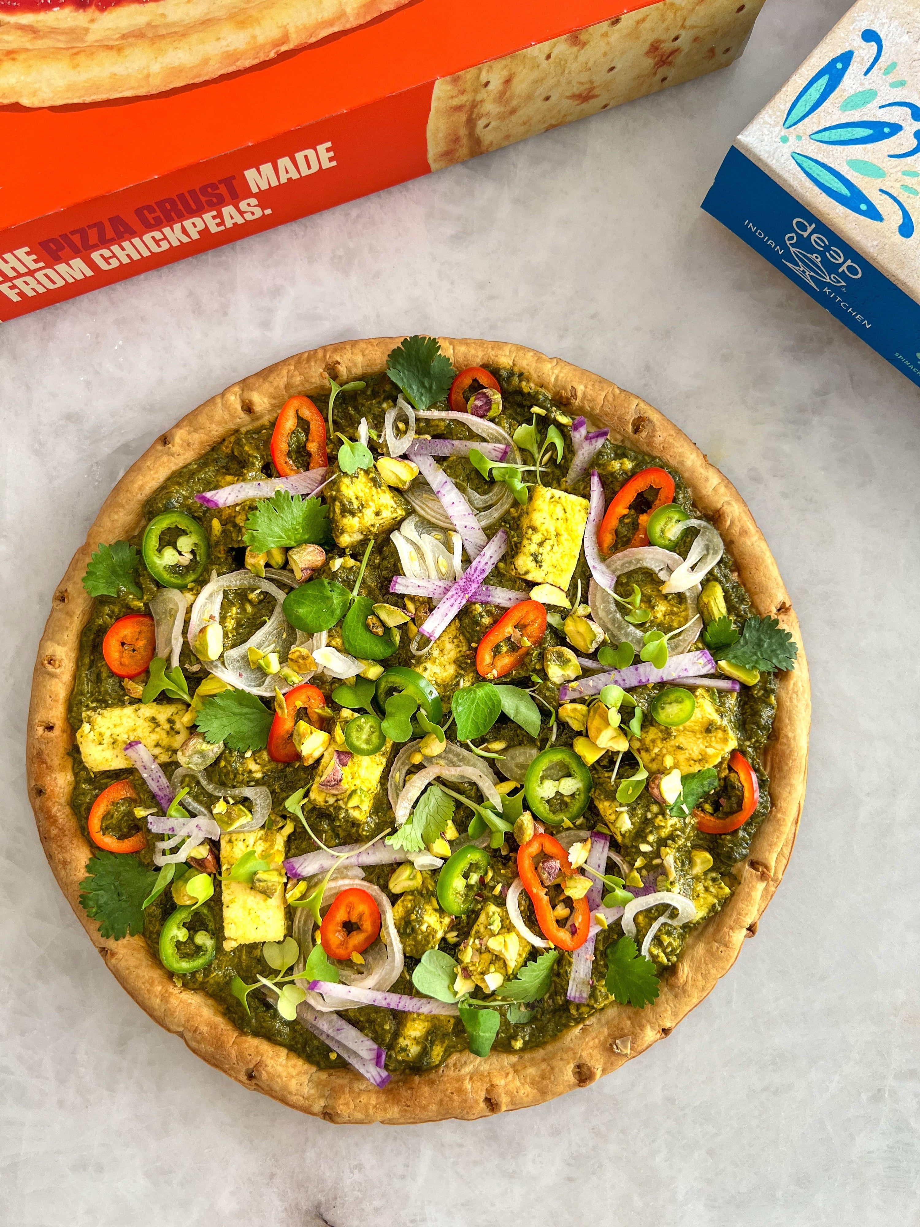 Pizza Banza con paneer de espinacas de cocina india profunda y chiles encurtidos