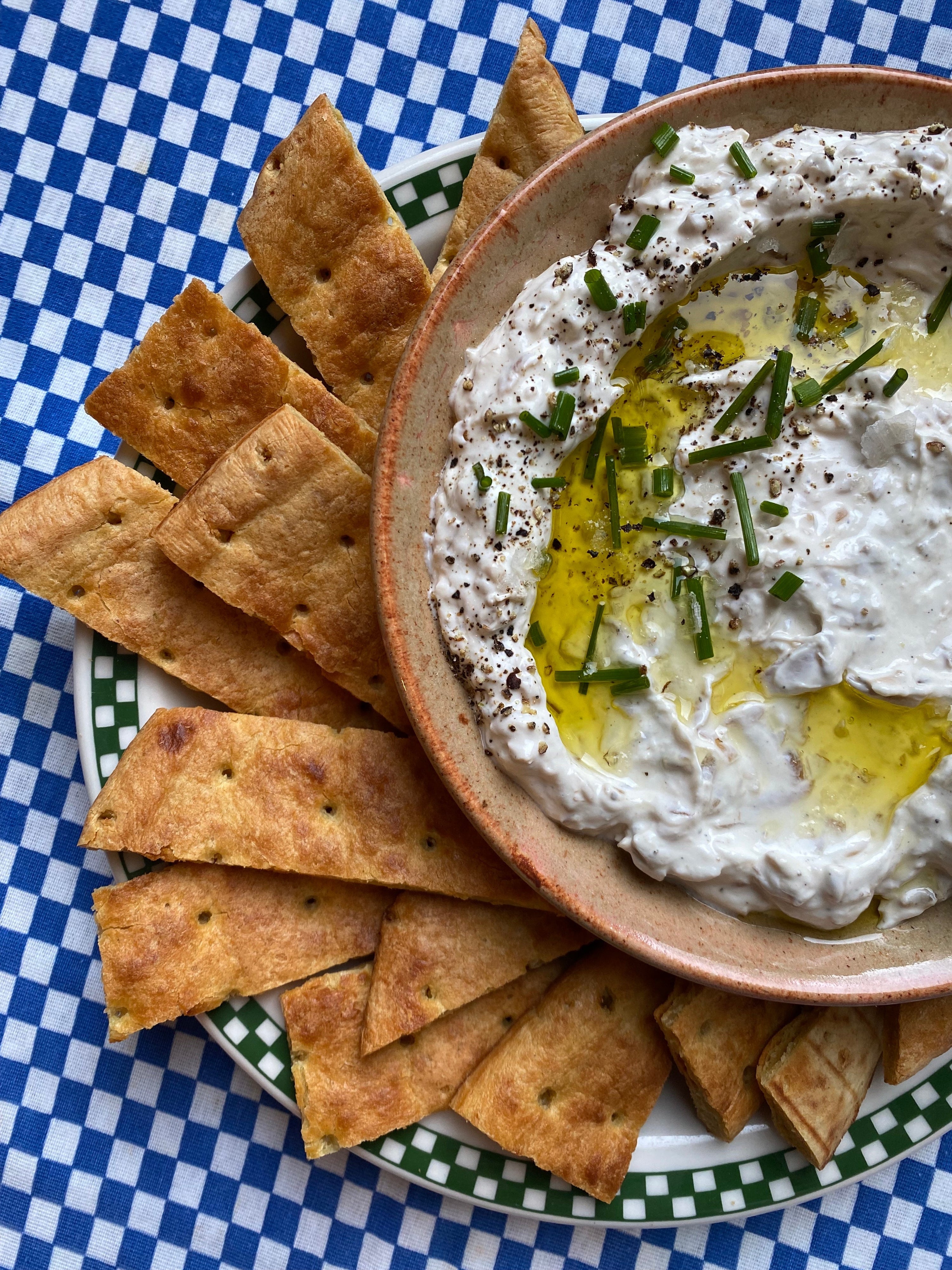 Dip de chalota caramelizada y cebolla con salsas de corteza Banza