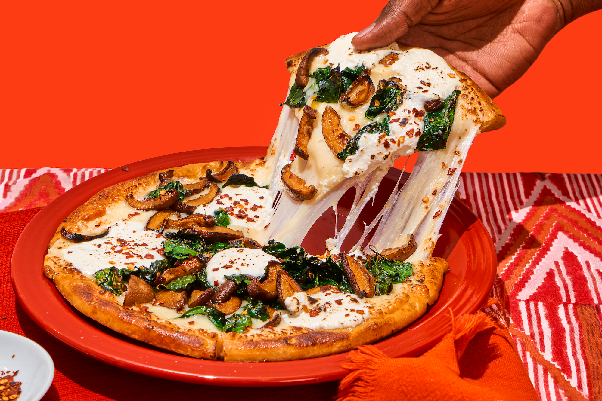 PIZZA DE COL RIZADA, SETAS Y RICOTTA