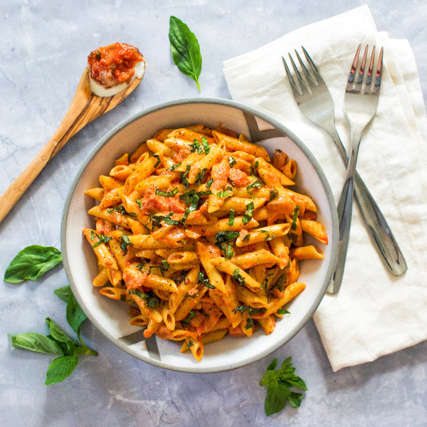 Penne con crema de tomate y albahaca 