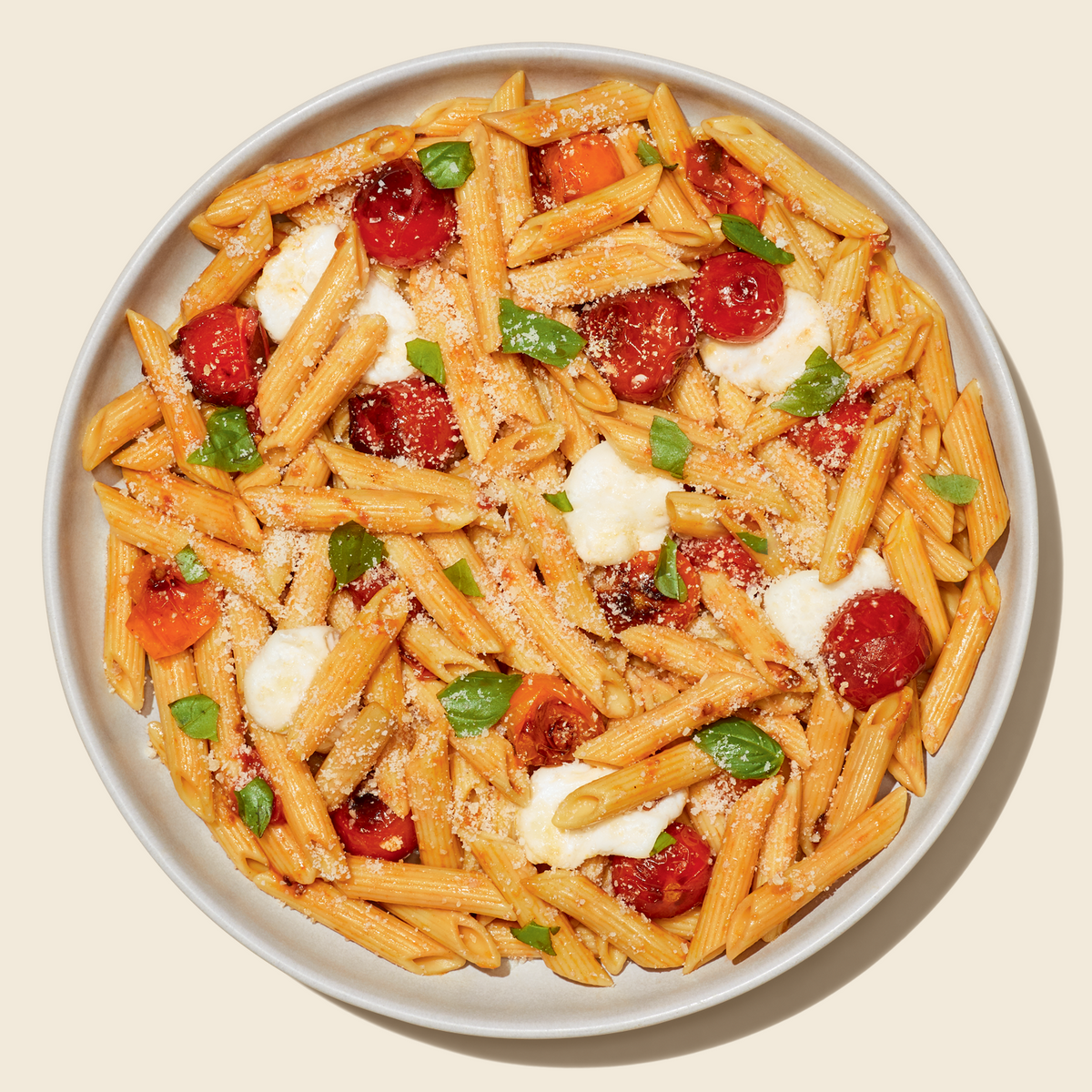 Penne con salsa de tomate triturado y mozzarella