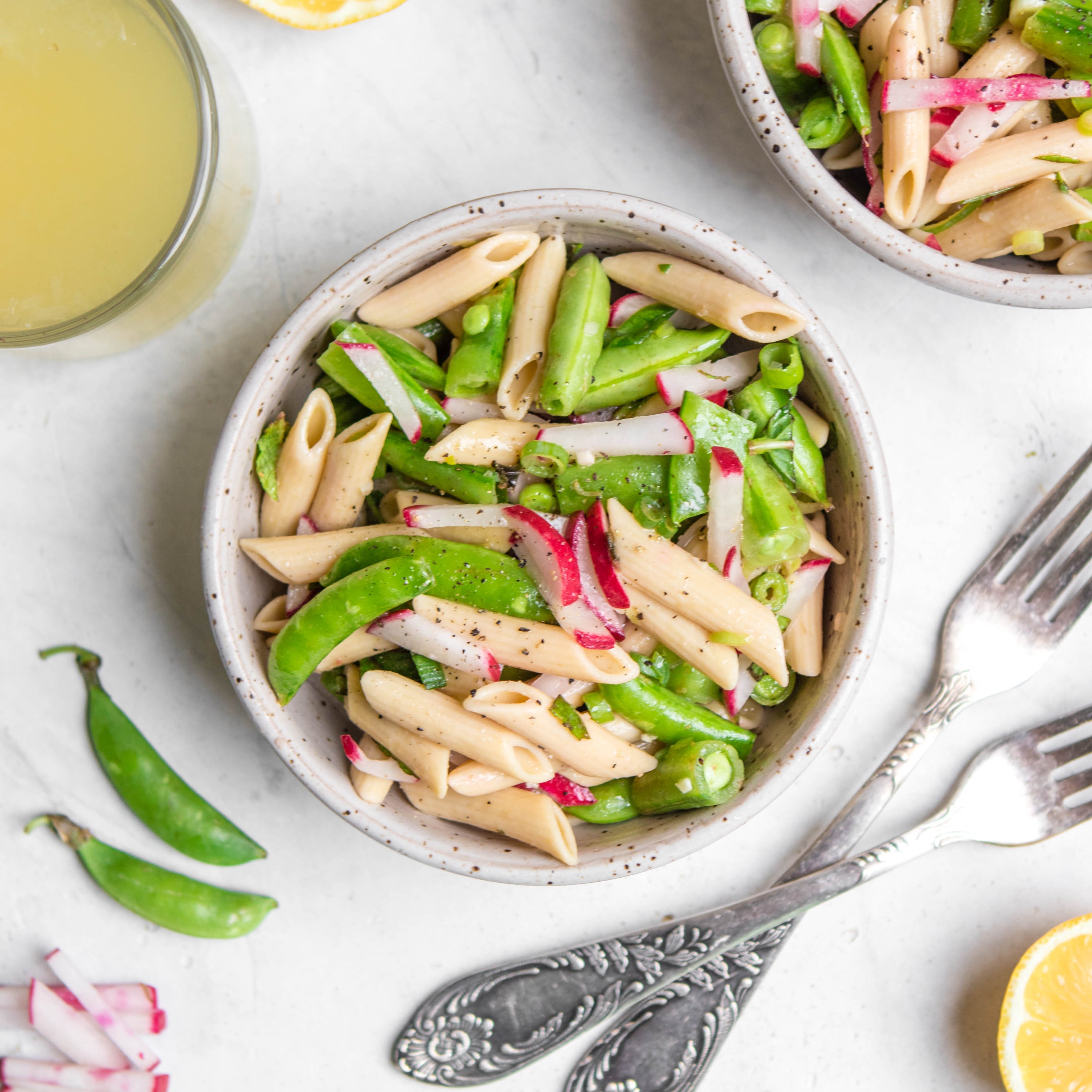 Ensalada de pasta penne y guisantes 