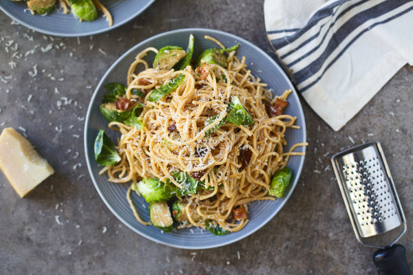 Carbonara con Bruselas balsámica asada 