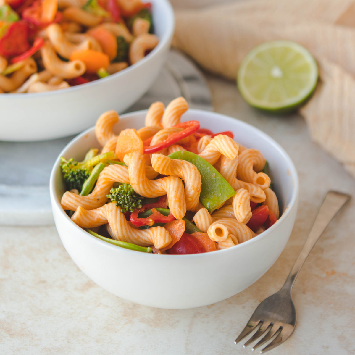 Ensalada de pasta con curry rojo tailandés (vegana) 