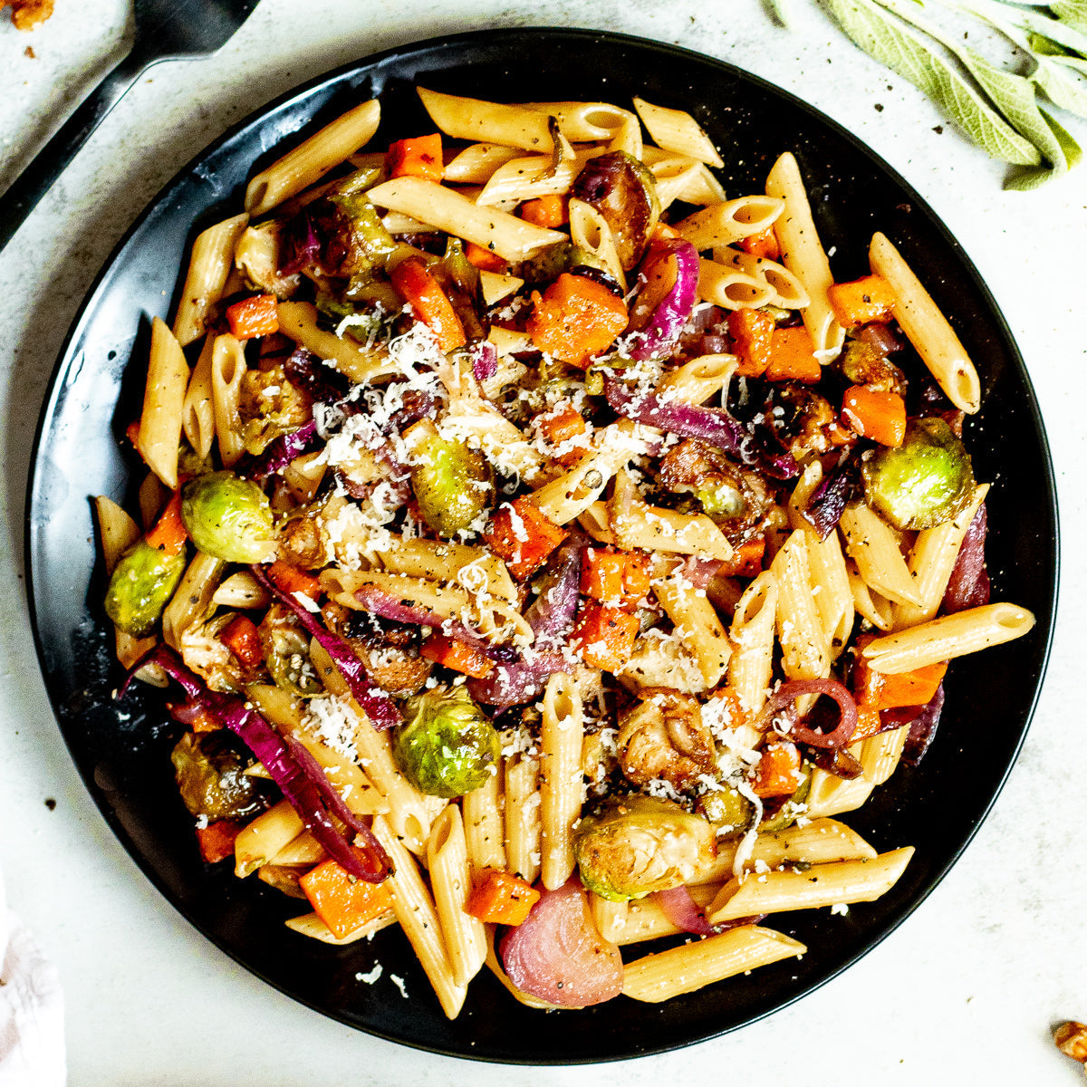 Penne de mantequilla marrón balsámico