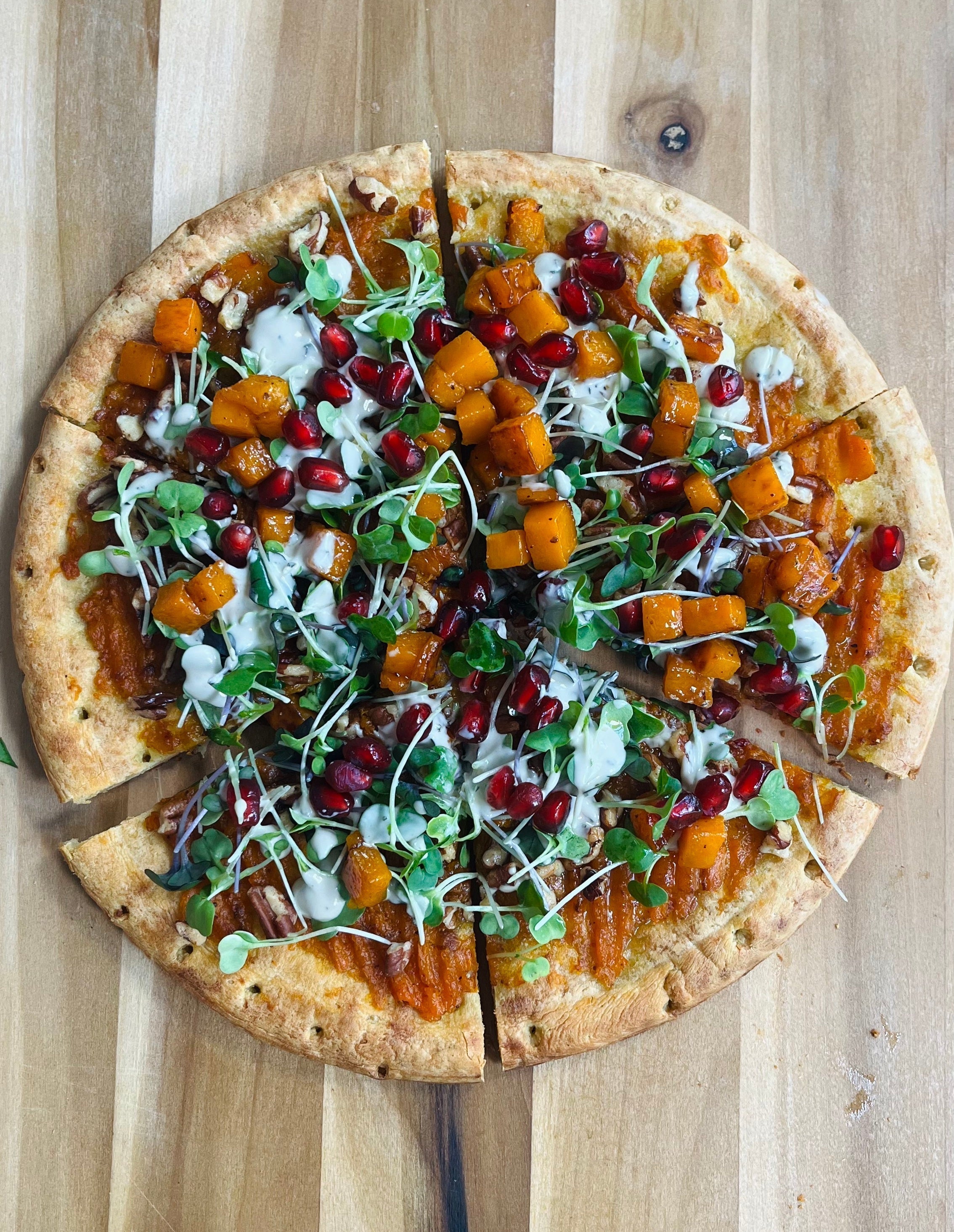 Pizza vegana de calabaza con tahini al romero